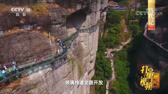 漫步在霍山的玻璃栈道上,只见山峦江河俱在脚下