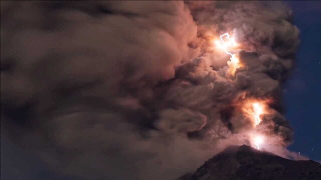 火山喷发的景象或许大家习以为常,可火山闪电的照片你见过吗?