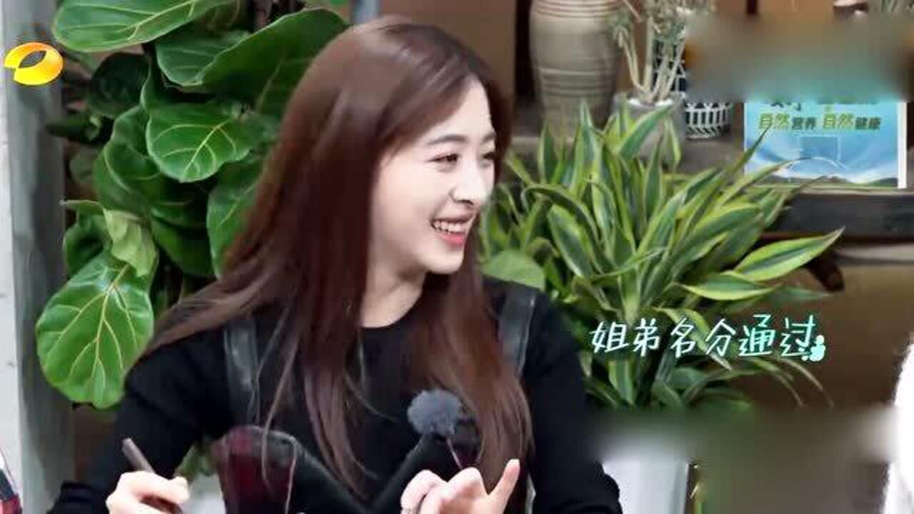 张含韵手捧超大干饭盆一开口秒变德云女孩万茜笑到岔气