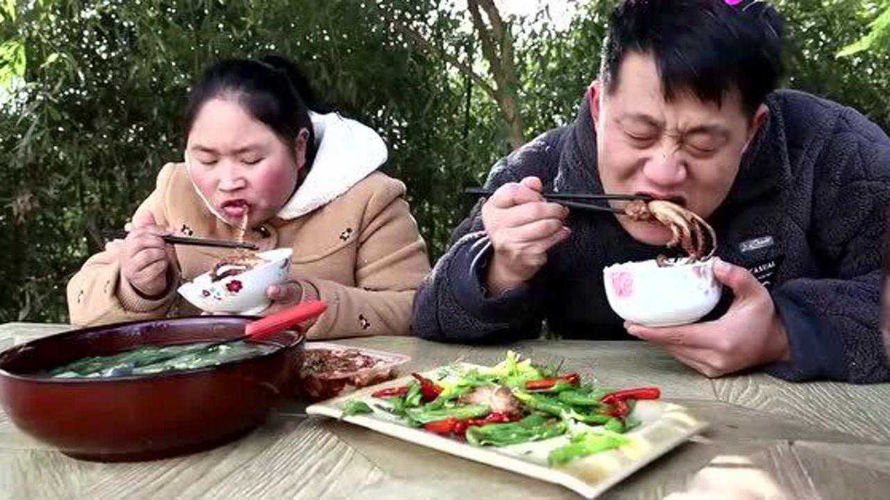 胖妹做爆炒鱿鱼,讽刺老公没工作,大洋这饭吃得不香!