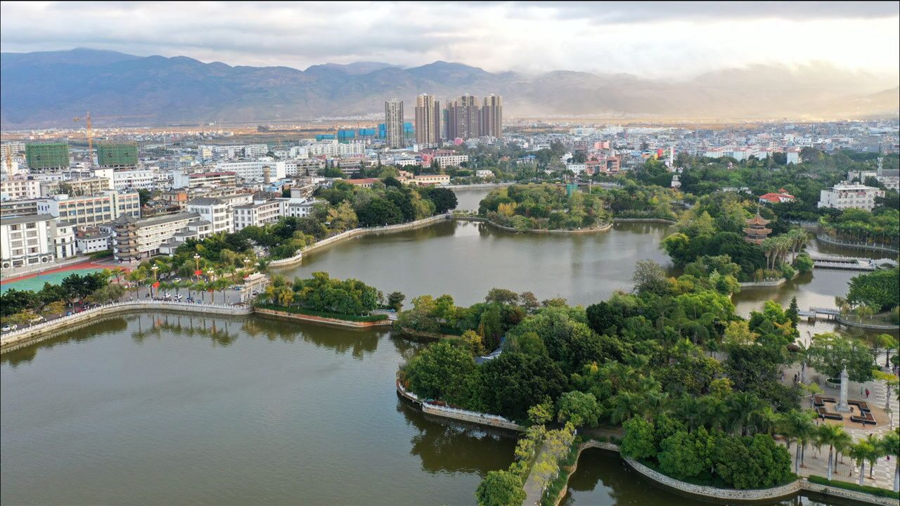 航拍云南蒙自南湖公园,人文厚重,风光如画,高空俯瞰宛若皇家花园