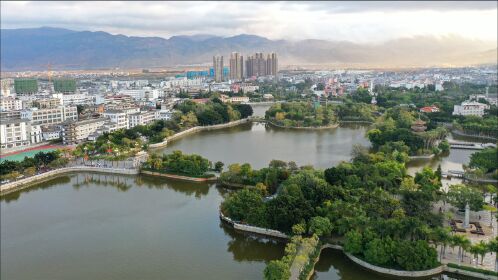 航拍云南蒙自南湖公园,人文厚重,风光如画,高空俯瞰宛若皇家花园