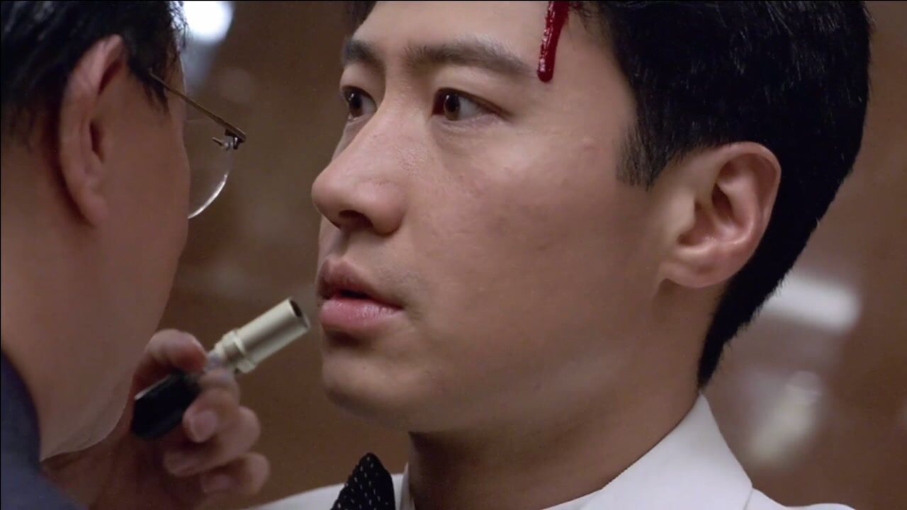 少年赌神高进与师兄争赌神称号师傅却劝他认输原来老狐狸赌了外围