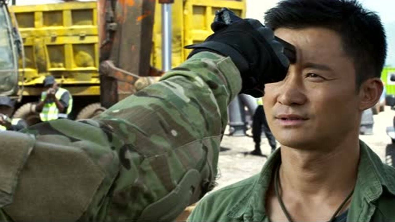 战狼2:冷锋来救人,刚下车就被枪顶住脑袋,还好大姐出来拦住了