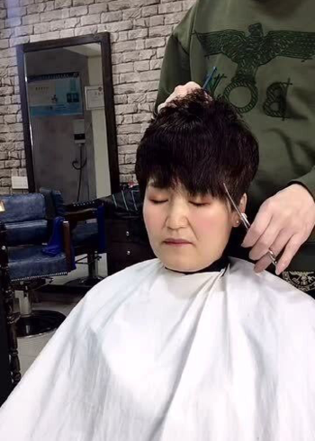 50岁的婆婆剪短发,太时髦了,比我洋气!_腾讯视频