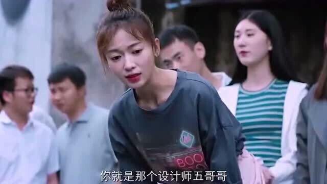 美女摆地摊卖衣服被瞧不起,不了她是很多人寻找的知名设计师