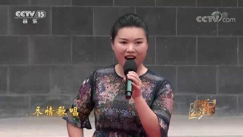 观众演唱一首《节日欢歌》，获得了孙媛媛老师的认可