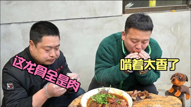 姜师做特色美食“红烧猪龙骨”,4斤龙骨卖相好,全是瘦肉特别香