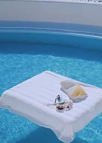 悬崖上的泳池漂浮床