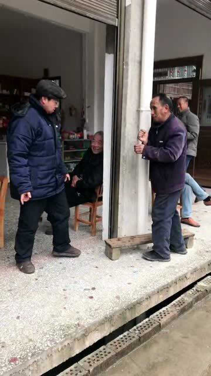 伤害不大侮辱性太强村里的老年人吵架也太欢乐了