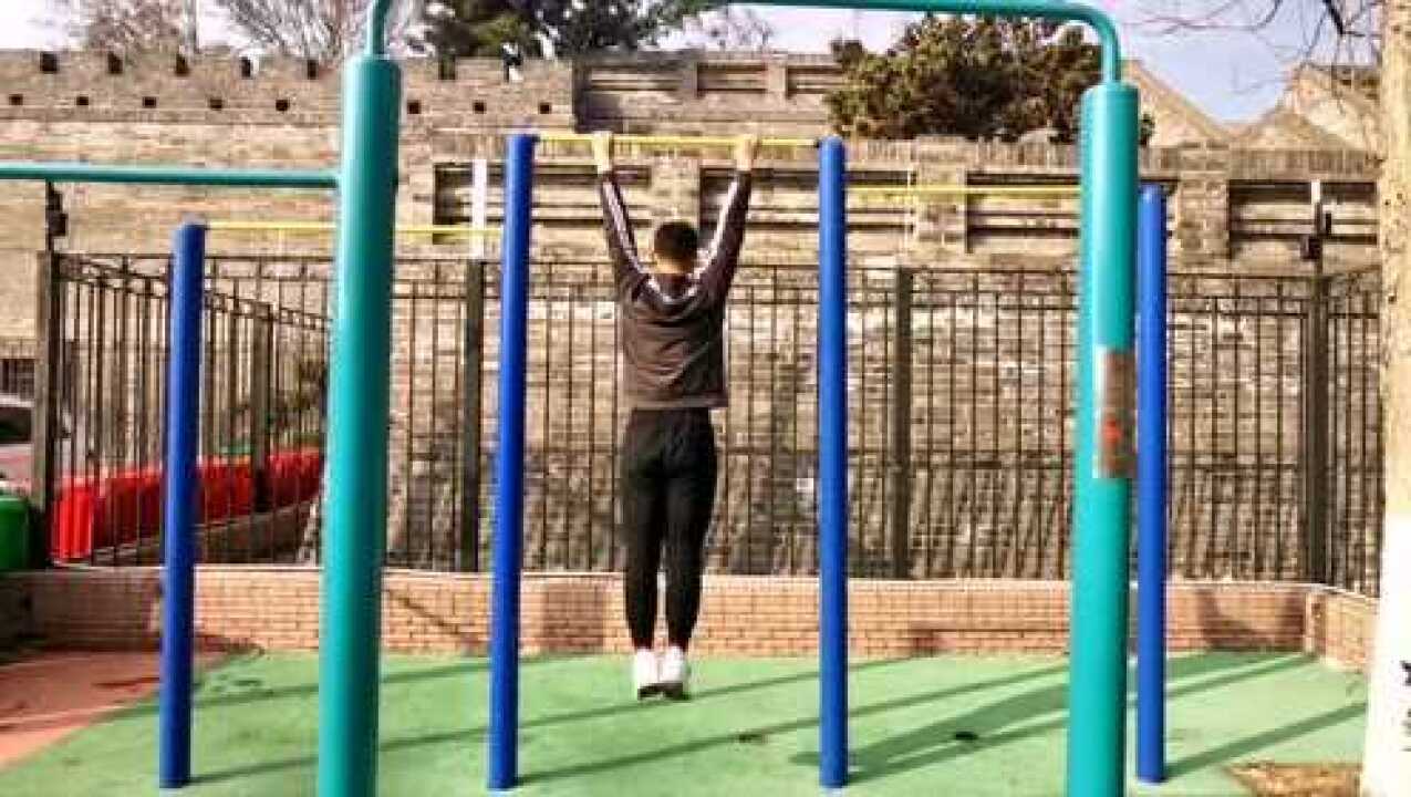 引体向上背面示范