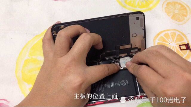 小伙买的iPhone xr改双卡教程,快过年了都在工作,不容易