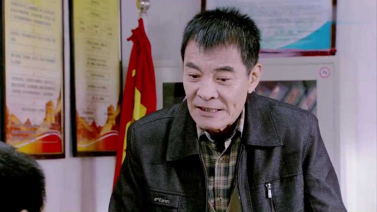 苦乐村官万喜登台给村民演唱歌声宛如天籁不愧是民歌歌王