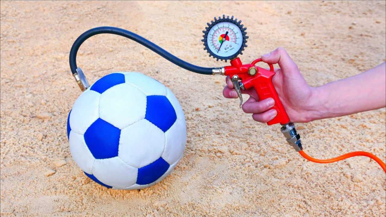 给足球连续不断地充气!结果会怎样?爆炸瞬间太精彩