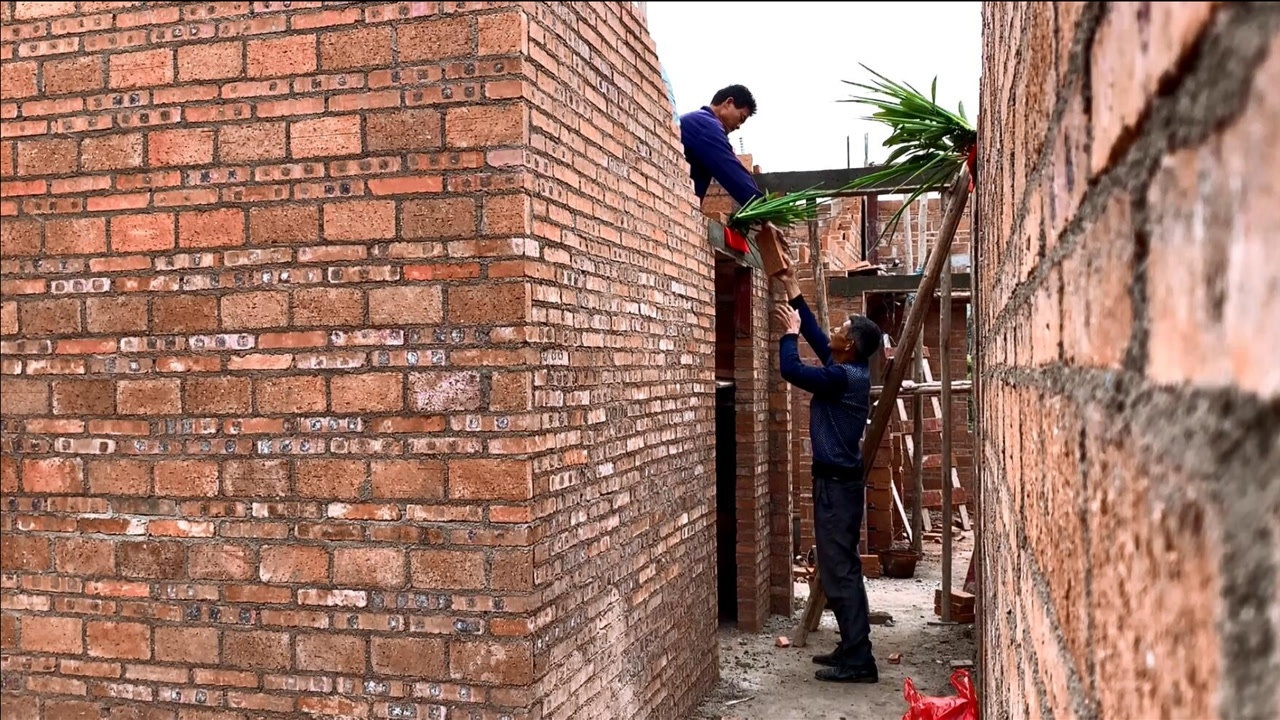 廣西農村自建房過門頭,挑3好磚灑稻穀米蓋紅布圖吉利,請工人吃大餐