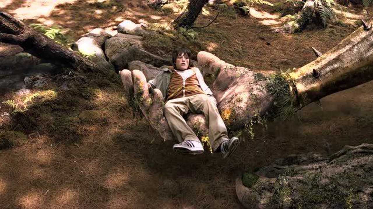 小男孩从高处坠落,校霸女生变成巨人相救