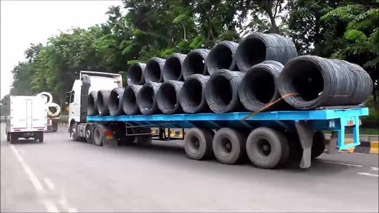 这些卡车一次性运输这么多钢筋不会超重压坏路面吗