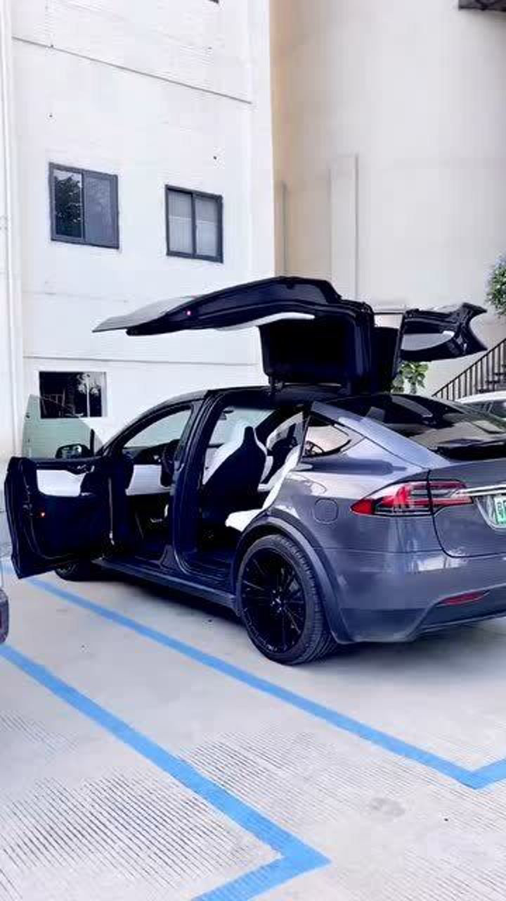 打开特斯拉model x的车门,劳斯莱斯看到也黯然失色,太霸气了!