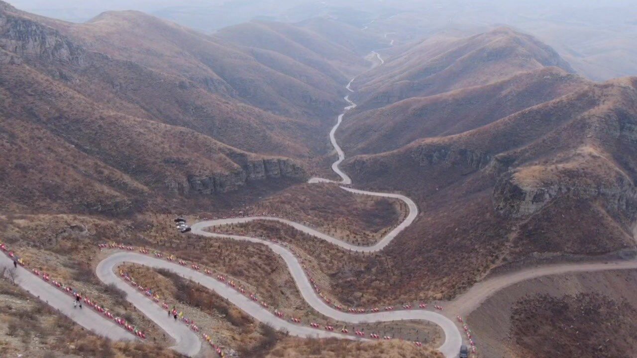 保定马脑山网络爆红,这小山路蜿蜒曲折十八弯,刺激,值得收藏
