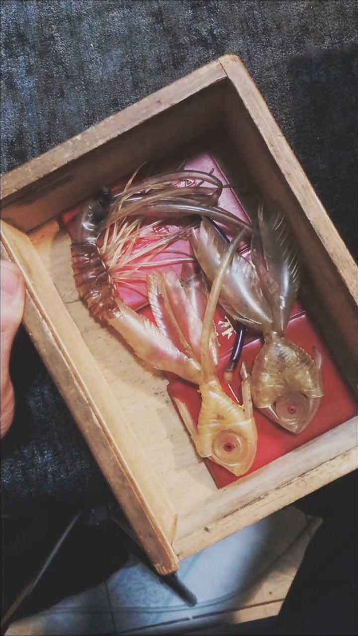 男子展示输液管编的钥匙扣 木盒子一拉开童年回忆满满