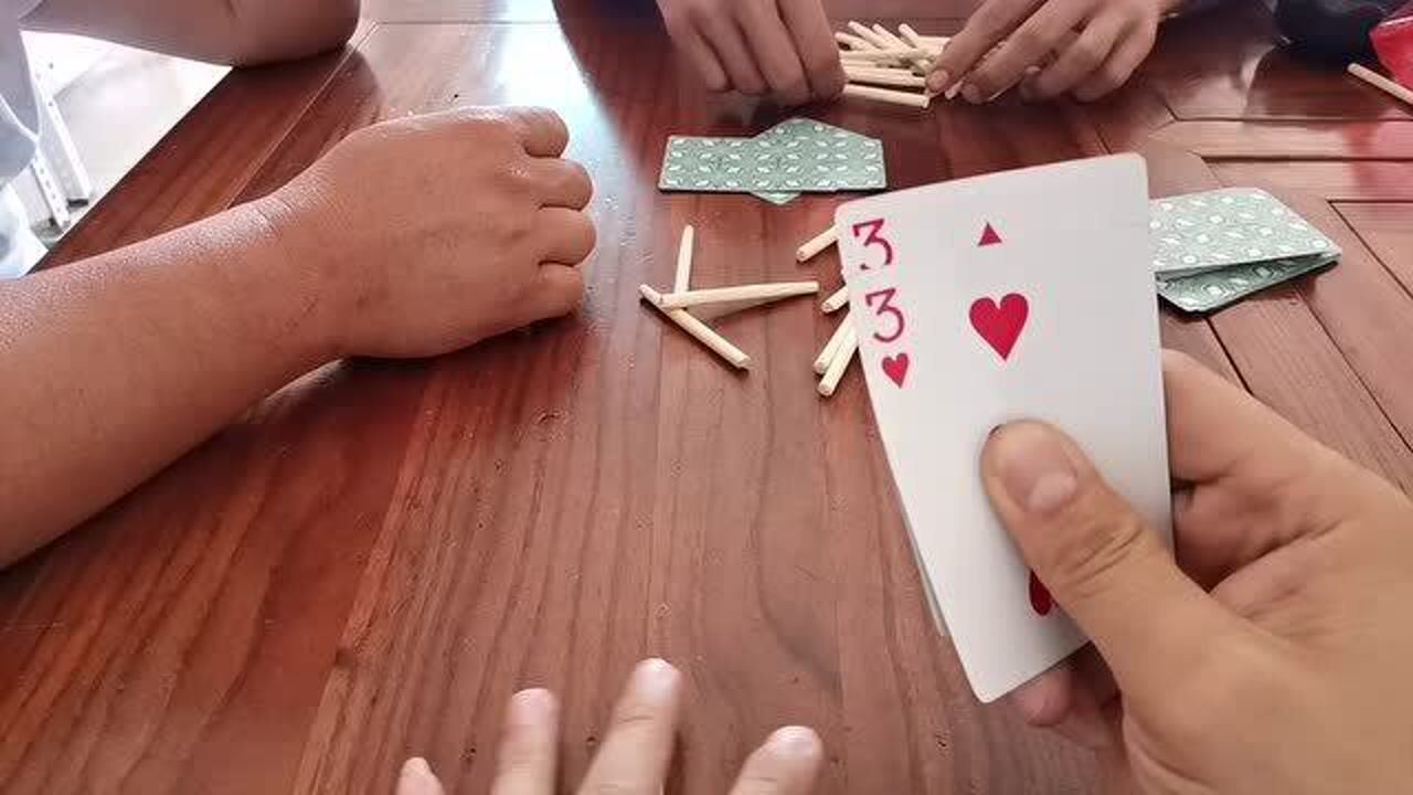 炸金花:小伙拿到一对3带2以为是豹子,连跟十几手后开牌,懵圈了