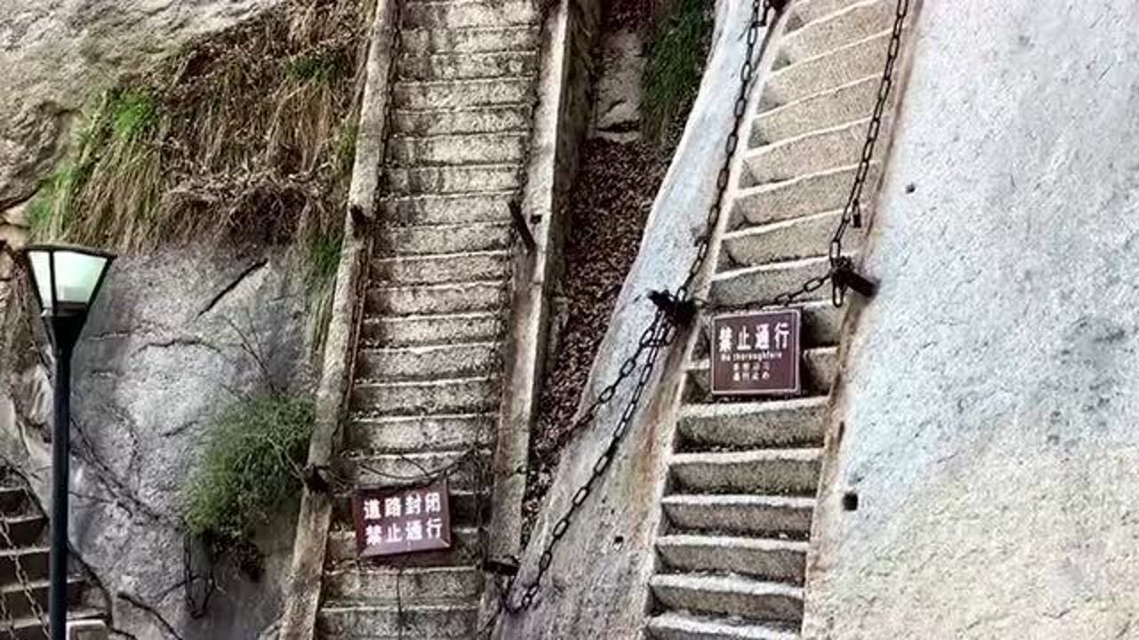 华山已经永久封闭的一段险道"华山飞龙梯",出门旅行一定要趁早,要不然