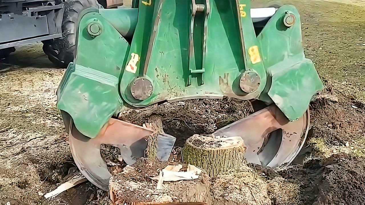 树桩树根清理机采用液压动力夹持和拉拽轻松拔起树根