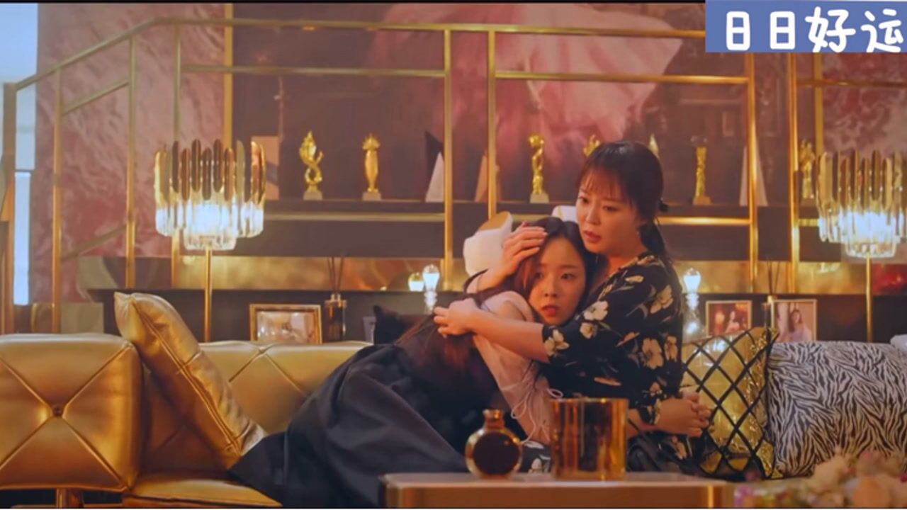 顶楼2恩星见到复活的露娜吓坏了陈粉红趁机安抚她让她喊自己妈妈