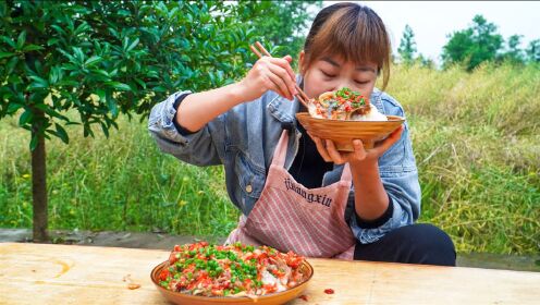 秋妹自创剁椒鱼头新吃法,洋葱打底再淋上啤酒焖,鲜香滑嫩超下饭