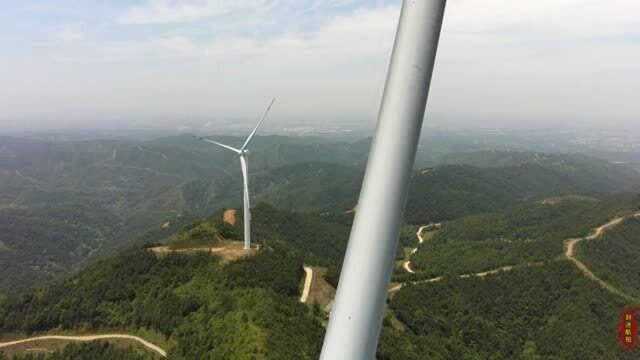 五一出游万里晴空,驱车山顶风车下,航拍亲近大风机比翼双飞,这里是潭口镇上芫村半坑,自然风光无限美