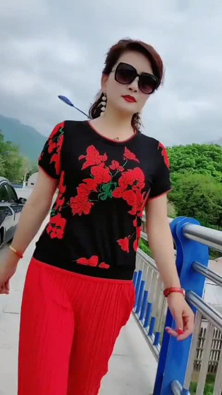 70后大姐穿着时尚,美丽优雅!