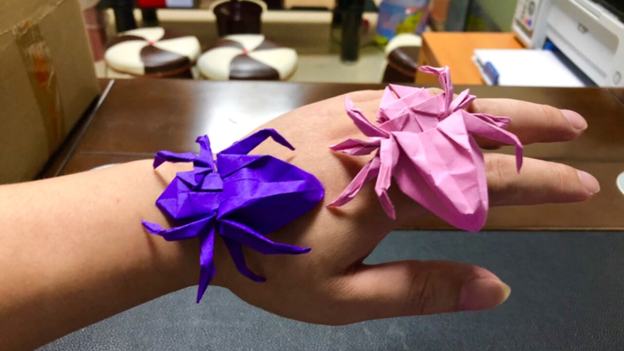 手工制作逼真的纸蜘蛛,慢教程视频,放心它不会咬人,你看像么?