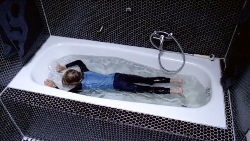 阴阳眼男孩看见新继父后，立刻躲进浴缸，直到溺水身亡也不敢冒头