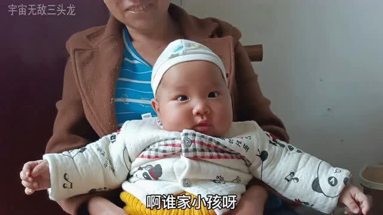 56岁江西奶奶尝试给3个多月的女宝宝把尿，宝宝太给力了！_高清