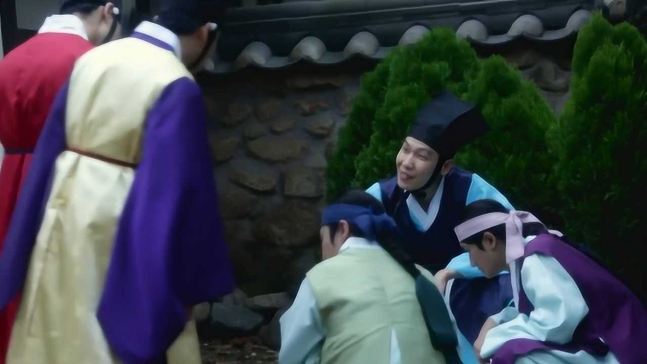 青春学堂：男子们夜晚听墙根，结果被屋主发现，慌忙逃窜_高清1080P在线观看平台_腾讯视频