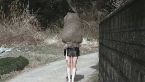 日本恐怖片《鬼女魔咒》 如此漂亮的麻袋女，上半身竟是个绞肉机！