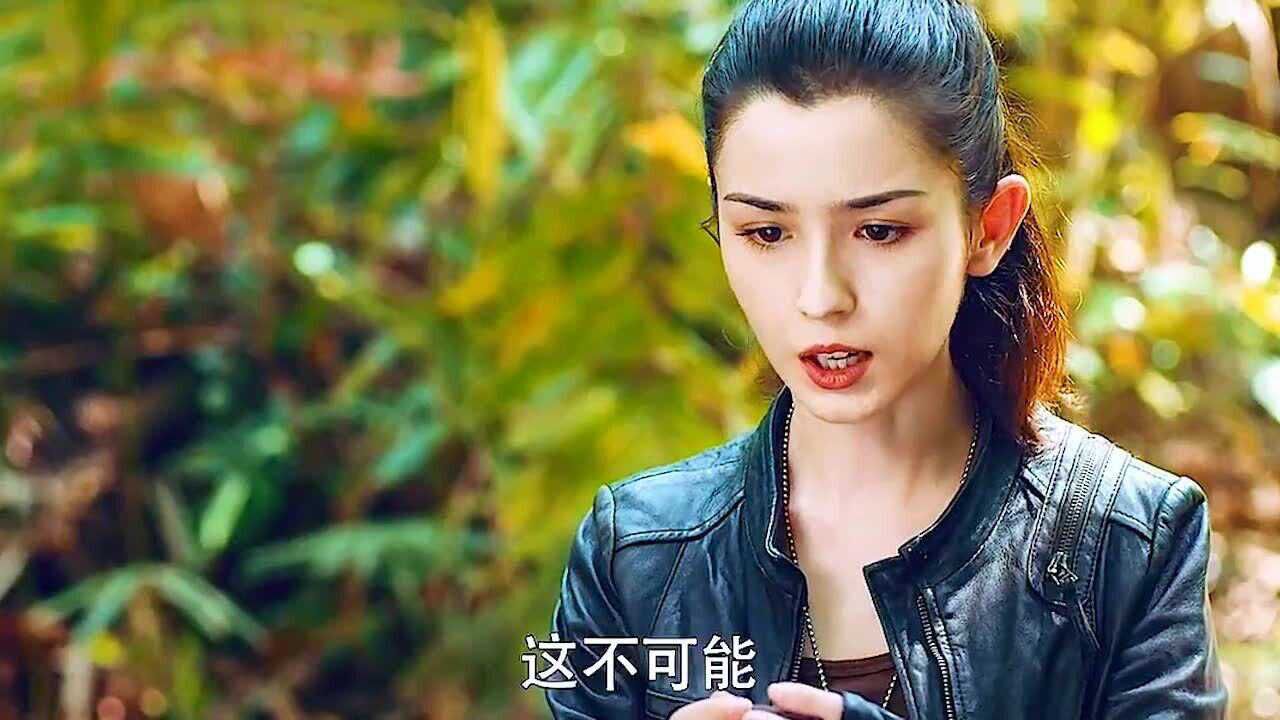 小哥发现阿宁早就死了,结果就被野蛇给咬了