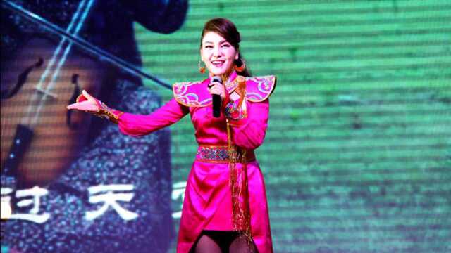 乌兰图雅成名曲《套马杆》一直听不够的广场舞神曲,太经典了!