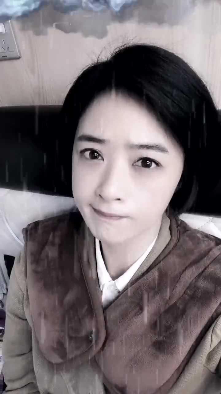 女神蒋欣来了,脸真的很小,卖萌超可爱!