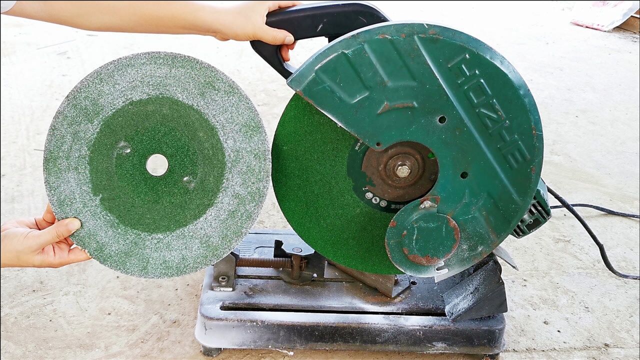 切割机上有一个小按钮,只要轻轻按住,更换切割片就轻松多了_腾讯视频