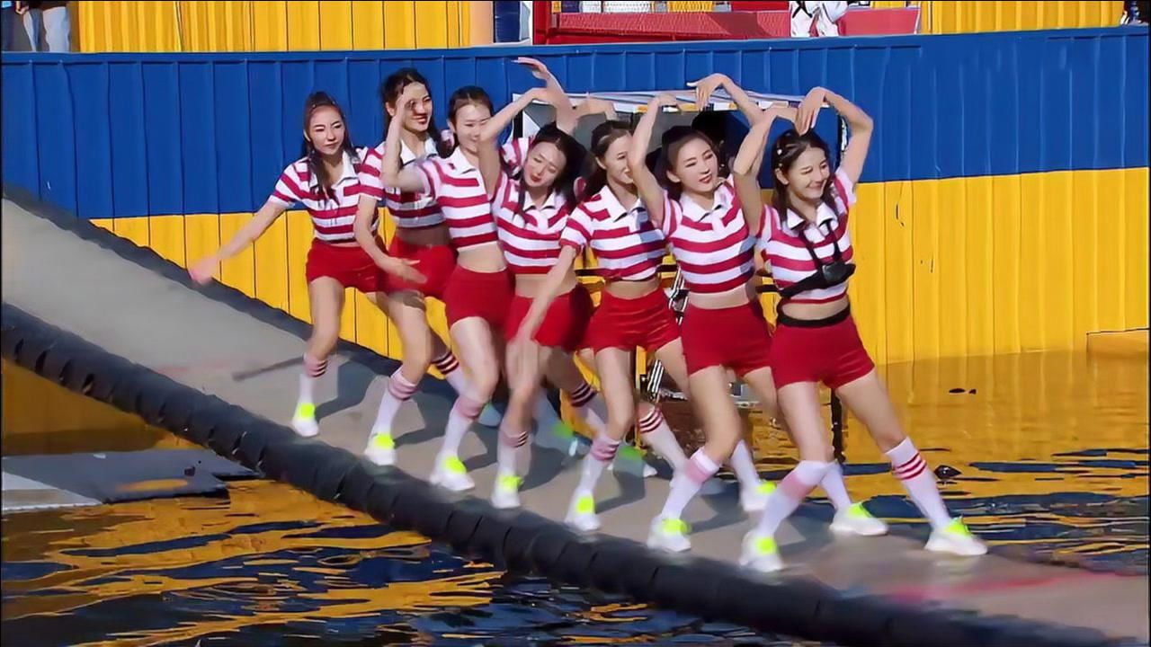 小绵羊队要离开了,临走时一个甜美比心,我泪目了