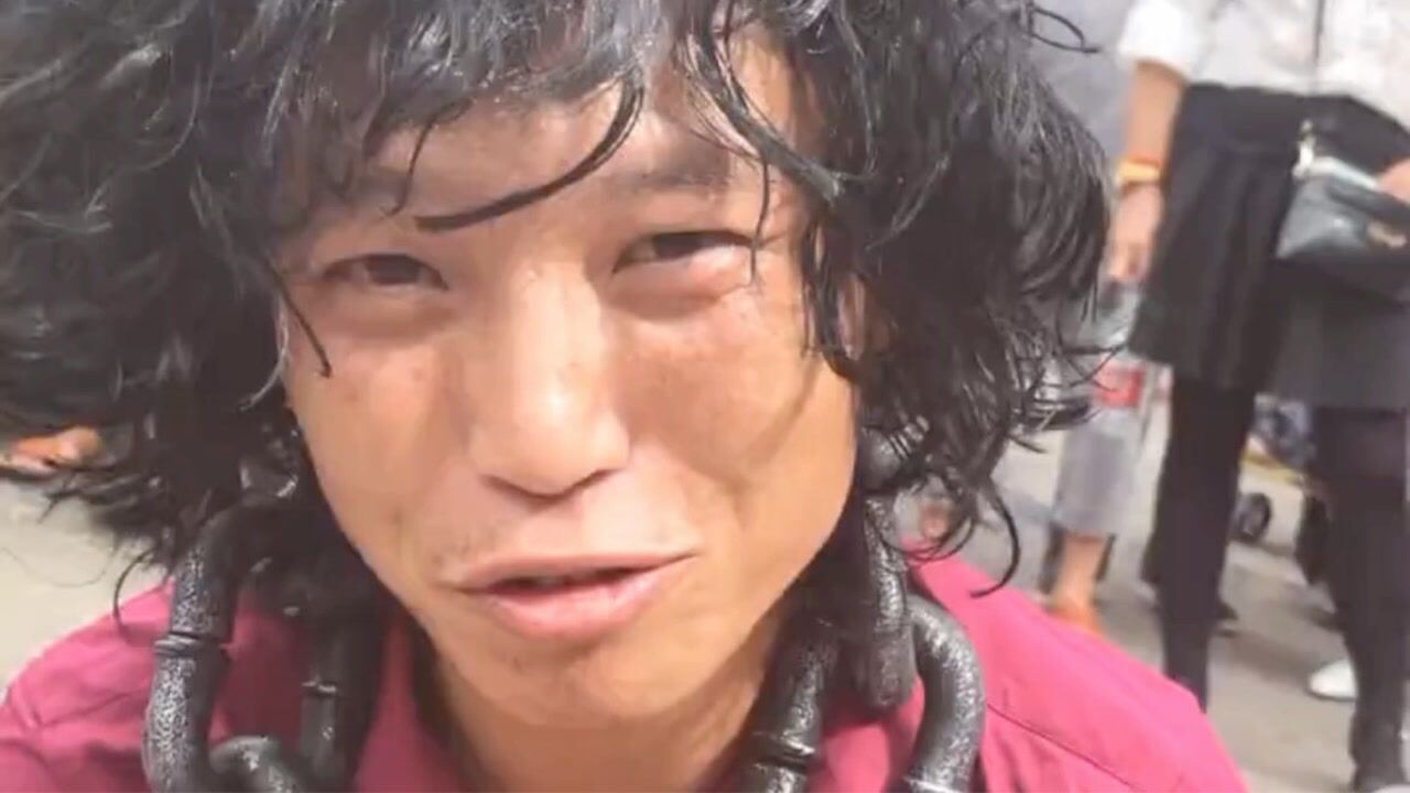 帅气潇洒乞丐歌手街头一首惜别的海岸唱得真好听