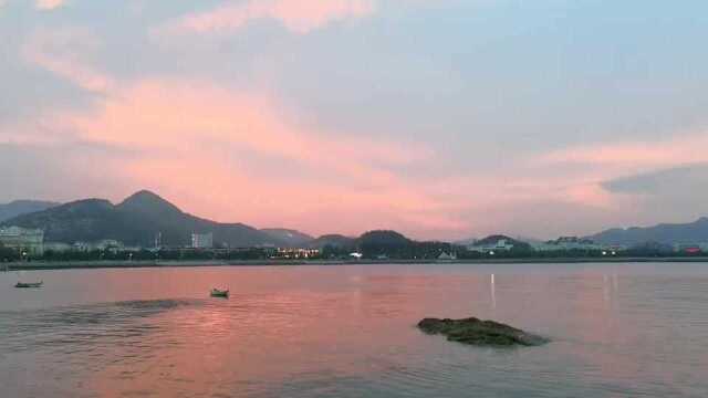 观海听涛,渔舟唱晚 青岛崂山湾