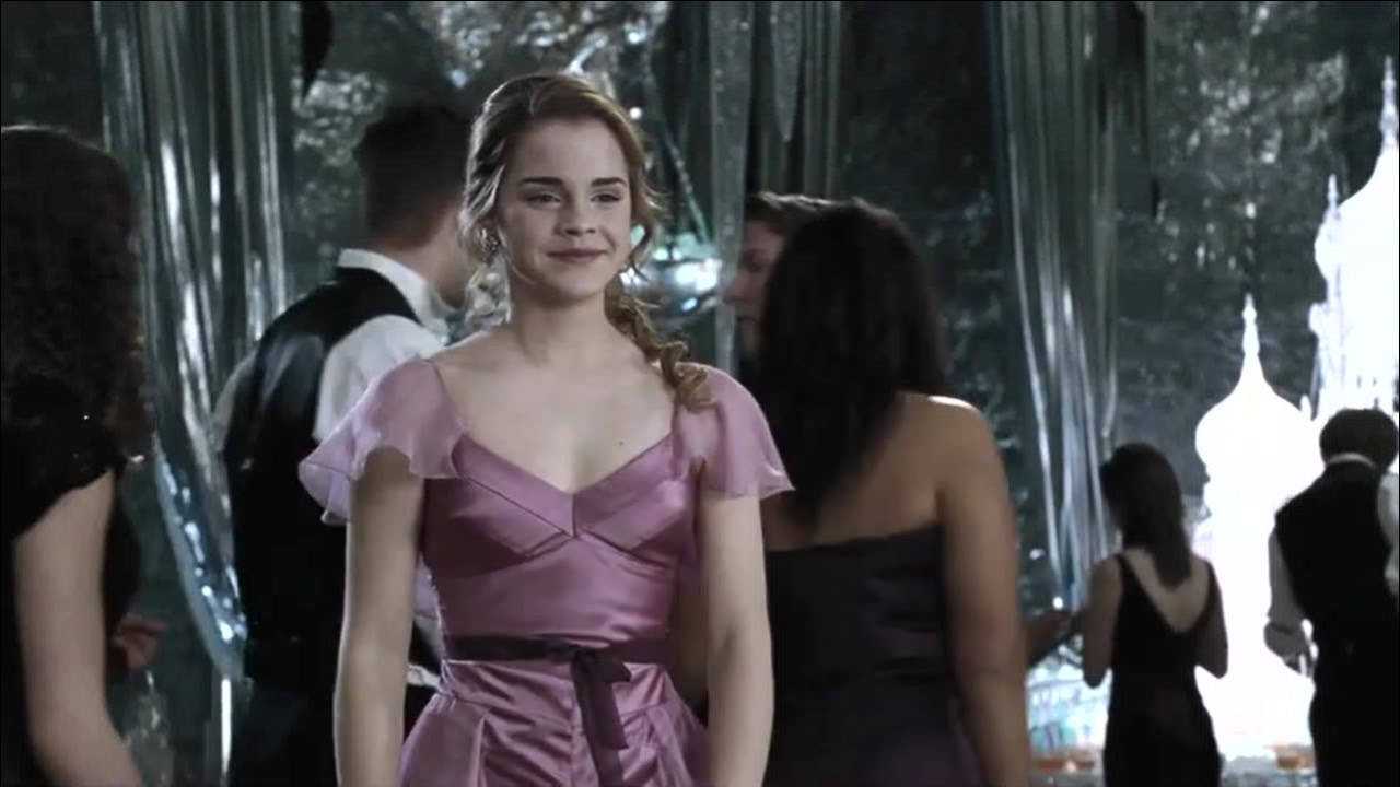 罗恩看到赫敏和克鲁姆很亲密非常嫉妒和赫敏大吵一架不再说话