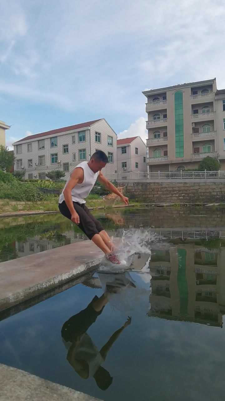 双脚正面蜻蜓点水