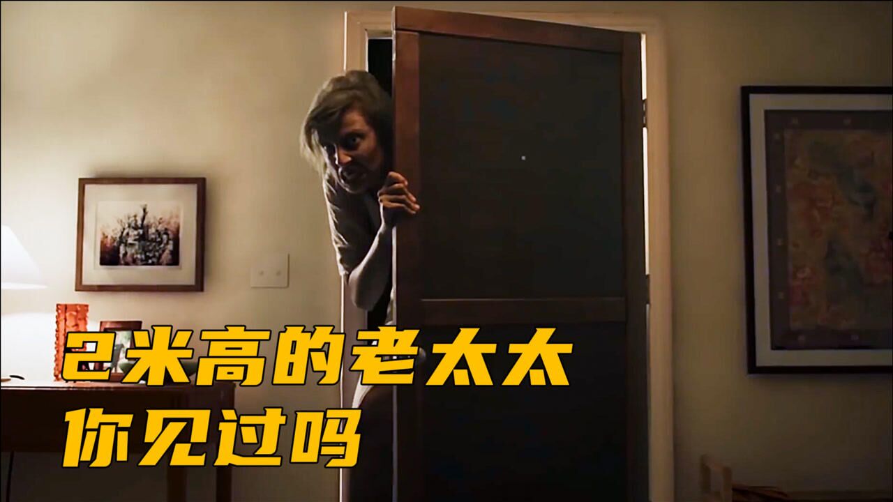 男孩用望远镜偷窥对面窗户不料却发现一个2米高的诡异老太婆恐怖短片