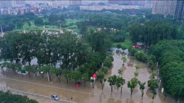 河南新乡暴雨致受灾人口超77万,道路被淹没,知情人说出一诉求