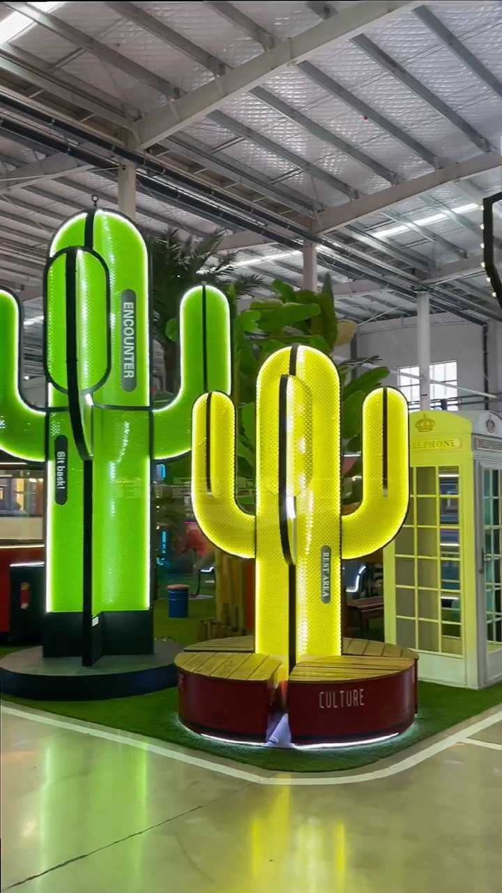 好的美陈能够为消费者打造一个沉浸式和体验互动的消费空间帮助商业街