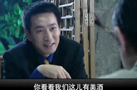 男子发现包里全是钱,表情瞬间凝重起来!