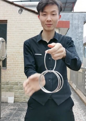 魔术揭秘:四个完好的铁环互相穿越,其实方法很简单